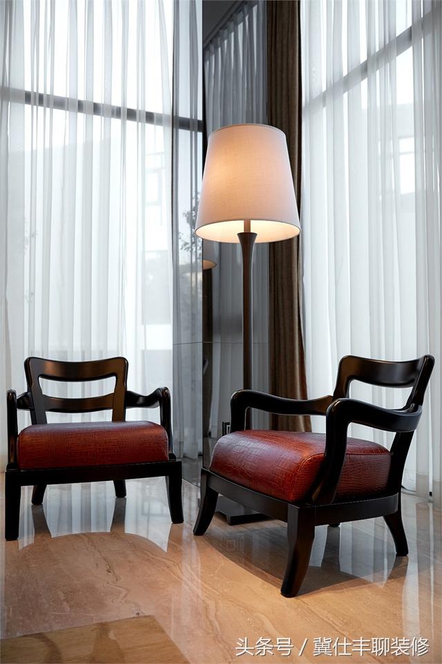 富豪的兩棟別墅連為一體，一棟家人住，另一棟招待客人