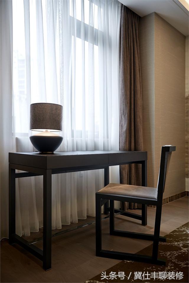 富豪的兩棟別墅連為一體，一棟家人住，另一棟招待客人