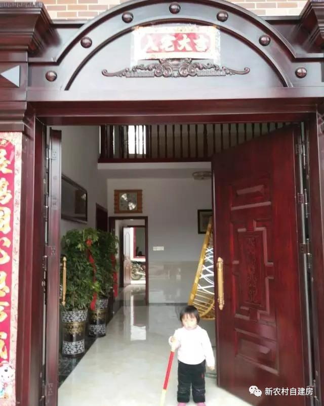 孝順女子為父母建平房別墅，家里的門(mén)檻都被鄉(xiāng)親踏爛