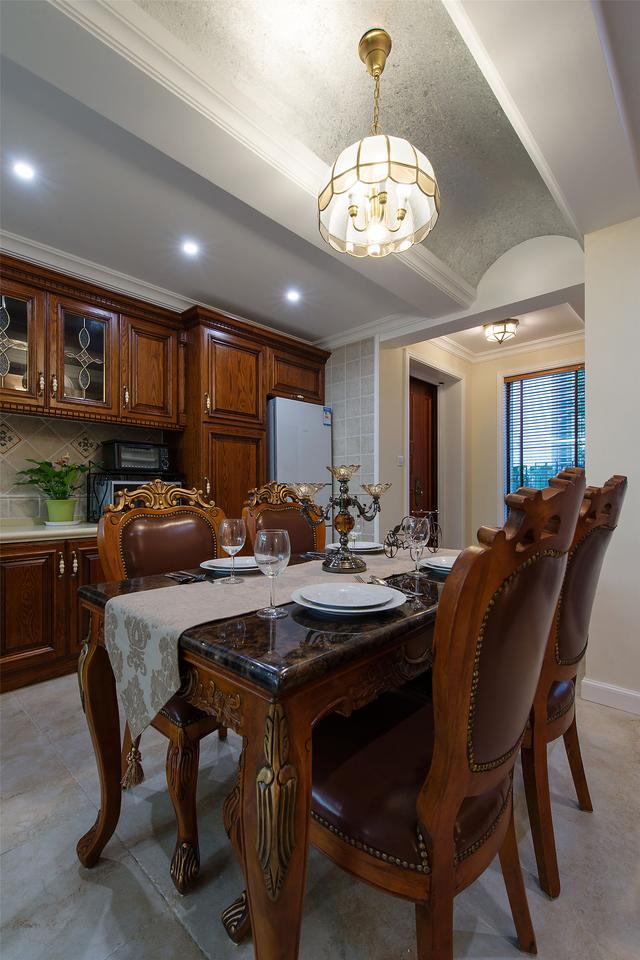 長見識了！鄭州何總和老朋友買別墅去對方家看后大贊不已