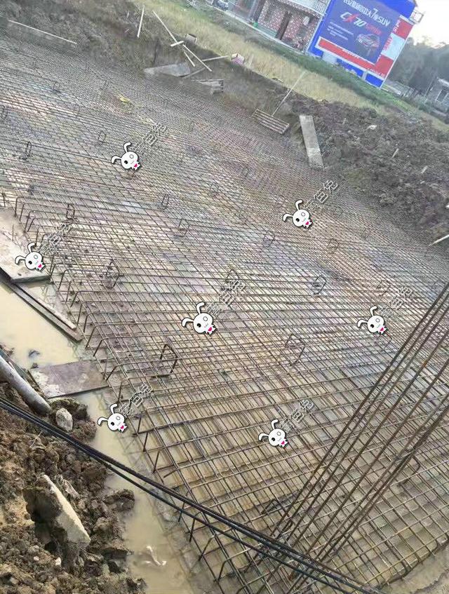 土豪用100萬(wàn)回鄉(xiāng)自建三層豪宅別墅，鞭炮聲震徹八方鄉(xiāng)鄰！