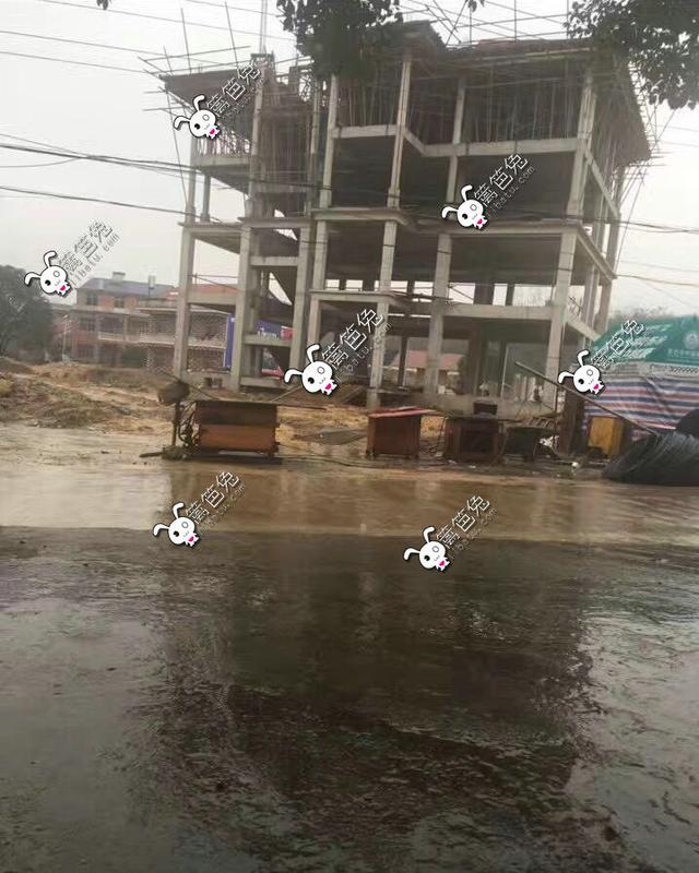 土豪用100萬(wàn)回鄉(xiāng)自建三層豪宅別墅，鞭炮聲震徹八方鄉(xiāng)鄰！