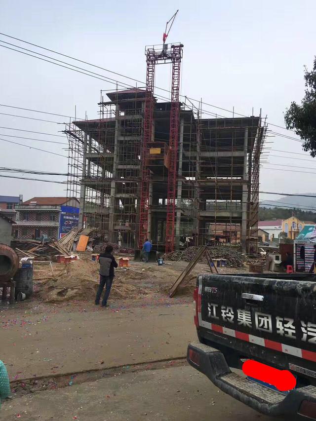 土豪用100萬(wàn)回鄉(xiāng)自建三層豪宅別墅，鞭炮聲震徹八方鄉(xiāng)鄰！