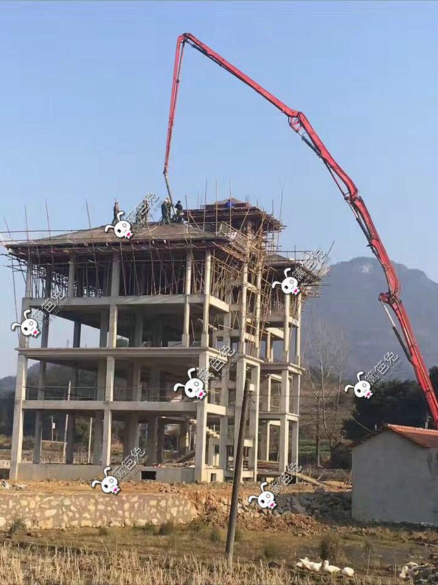 土豪用100萬(wàn)回鄉(xiāng)自建三層豪宅別墅，鞭炮聲震徹八方鄉(xiāng)鄰！