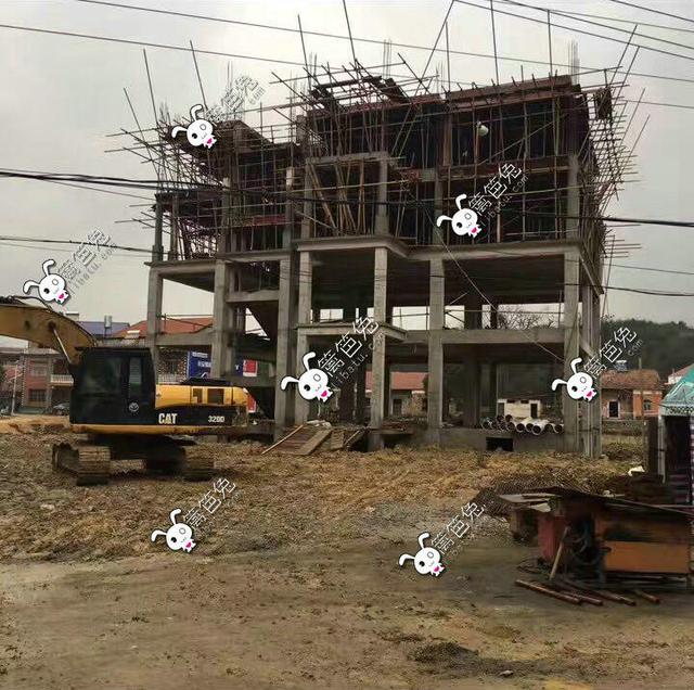 土豪用100萬(wàn)回鄉(xiāng)自建三層豪宅別墅，鞭炮聲震徹八方鄉(xiāng)鄰！