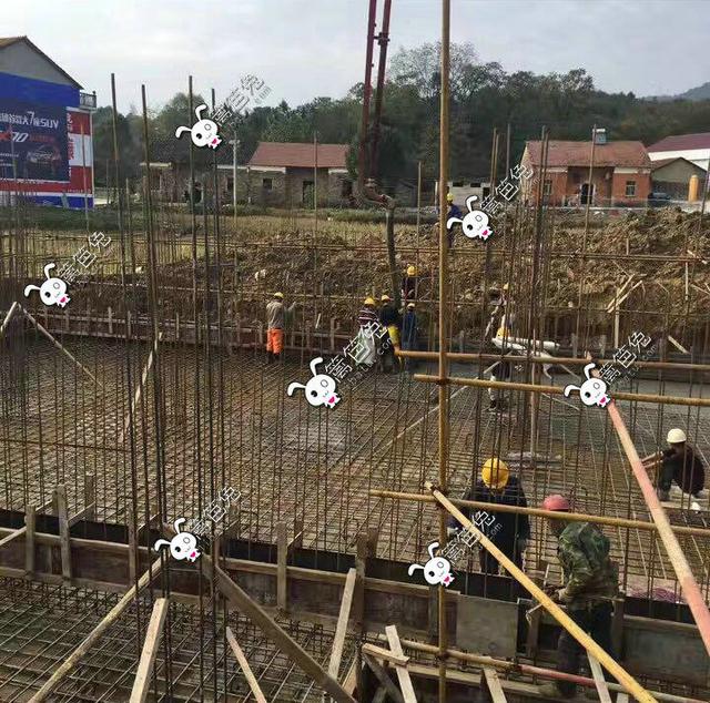 土豪用100萬(wàn)回鄉(xiāng)自建三層豪宅別墅，鞭炮聲震徹八方鄉(xiāng)鄰！