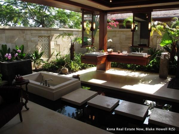 外國的浴室造在這種地方，太露了