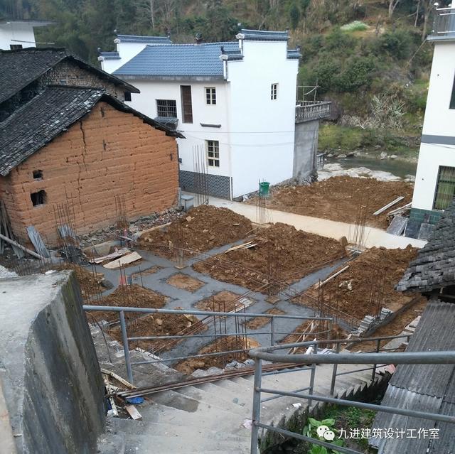 隱在山嶺川谷之中的徽式新民宅，雙大門高低層豪華休閑別墅