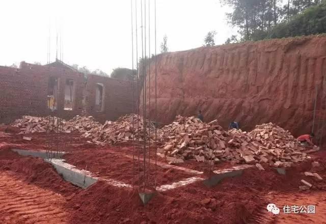 70后老夫妻合伙開山，40萬為兒子建棟獨(dú)一無二的2層婚房！