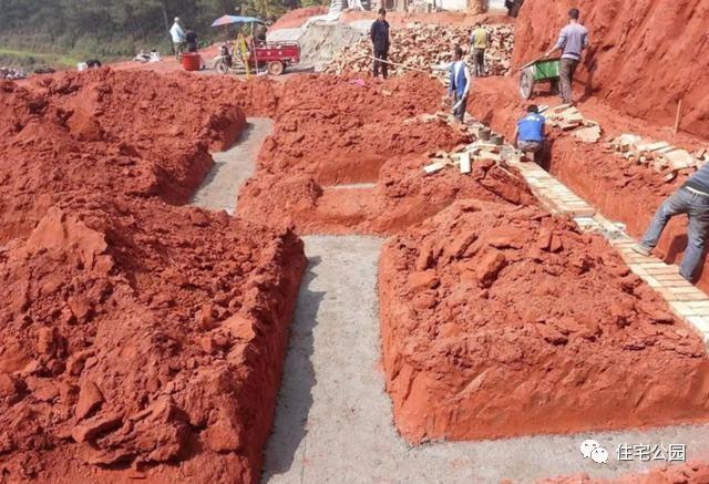 70后老夫妻合伙開山，40萬為兒子建棟獨(dú)一無二的2層婚房！