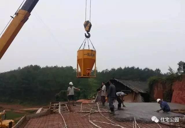 70后老夫妻合伙開山，40萬為兒子建棟獨(dú)一無二的2層婚房！