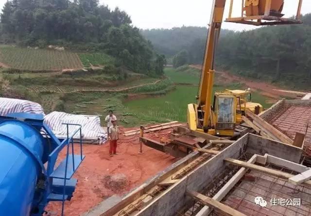 70后老夫妻合伙開山，40萬為兒子建棟獨(dú)一無二的2層婚房！