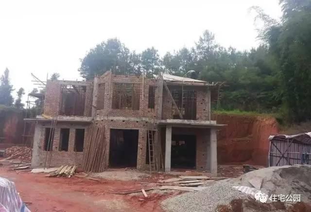 70后老夫妻合伙開山，40萬為兒子建棟獨(dú)一無二的2層婚房！