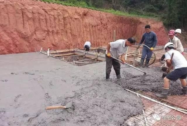 70后老夫妻合伙開山，40萬為兒子建棟獨(dú)一無二的2層婚房！