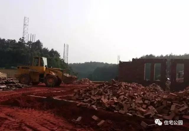 70后老夫妻合伙開山，40萬為兒子建棟獨(dú)一無二的2層婚房！