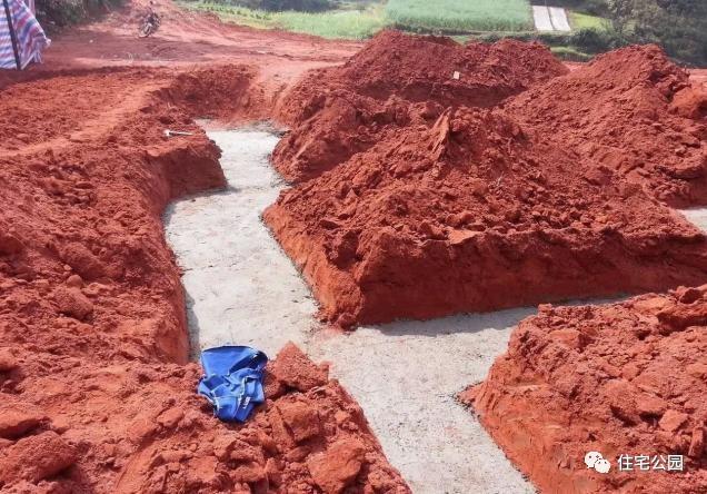 70后老夫妻合伙開山，40萬為兒子建棟獨(dú)一無二的2層婚房！