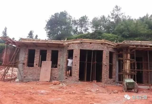 70后老夫妻合伙開山，40萬為兒子建棟獨(dú)一無二的2層婚房！