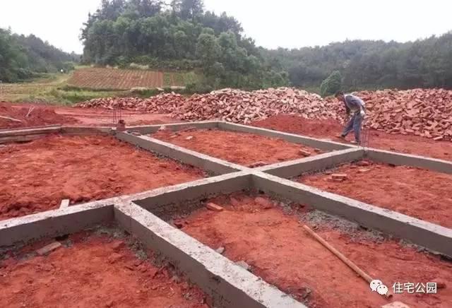 70后老夫妻合伙開山，40萬為兒子建棟獨(dú)一無二的2層婚房！