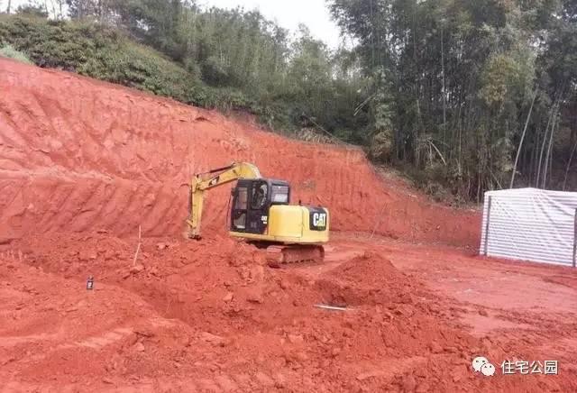 70后老夫妻合伙開山，40萬為兒子建棟獨(dú)一無二的2層婚房！