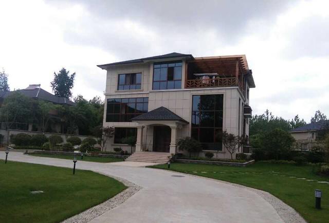 有錢(qián)不投資房產(chǎn)，卻回鄉(xiāng)下建別墅，是不是傻