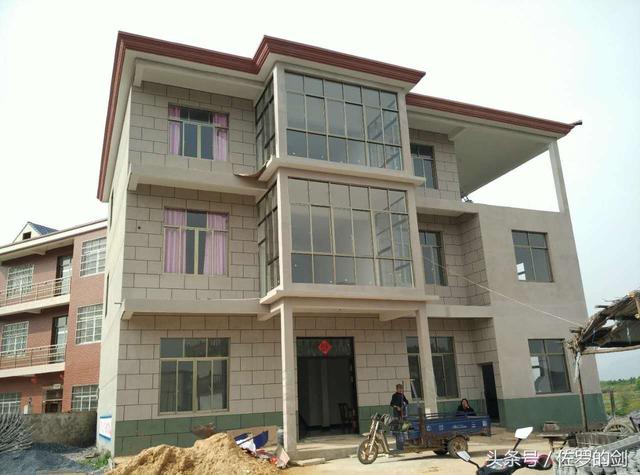 60多歲農(nóng)村大叔創(chuàng)業(yè)做農(nóng)村自建房的圍欄，竟然賺了一套別墅