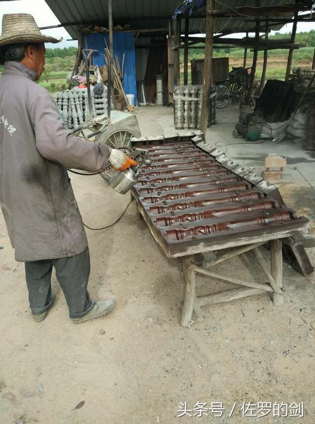 60多歲農(nóng)村大叔創(chuàng)業(yè)做農(nóng)村自建房的圍欄，竟然賺了一套別墅