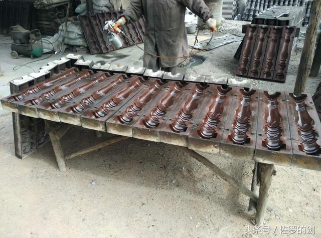 60多歲農(nóng)村大叔創(chuàng)業(yè)做農(nóng)村自建房的圍欄，竟然賺了一套別墅