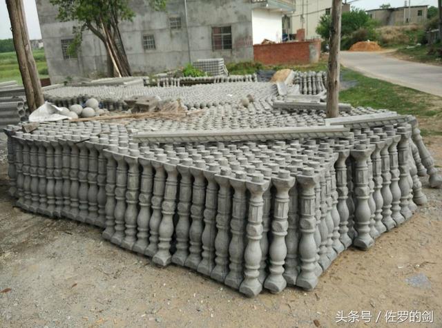 60多歲農(nóng)村大叔創(chuàng)業(yè)做農(nóng)村自建房的圍欄，竟然賺了一套別墅