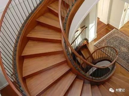 帶旋轉(zhuǎn)樓梯！城市別墅流行趨勢也出現(xiàn)在這棟農(nóng)村別墅上了