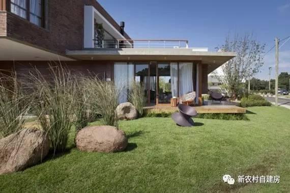 用紅磚建套現(xiàn)代別墅，鄰居看了只有羨慕的份