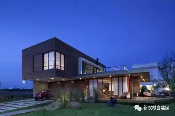 用紅磚建套現(xiàn)代別墅，鄰居看了只有羨慕的份