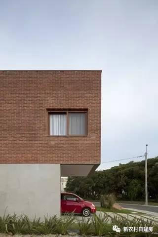 用紅磚建套現(xiàn)代別墅，鄰居看了只有羨慕的份