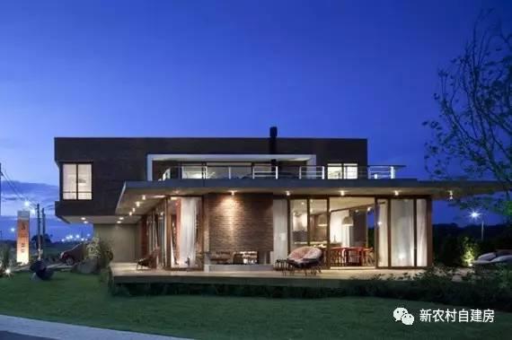 用紅磚建套現(xiàn)代別墅，鄰居看了只有羨慕的份