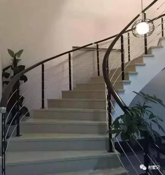 帶旋轉(zhuǎn)樓梯的二層農(nóng)村別墅，引眾人參觀（附實(shí)拍）