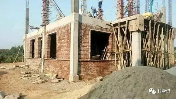 帶旋轉(zhuǎn)樓梯的二層農(nóng)村別墅，引眾人參觀（附實(shí)拍）