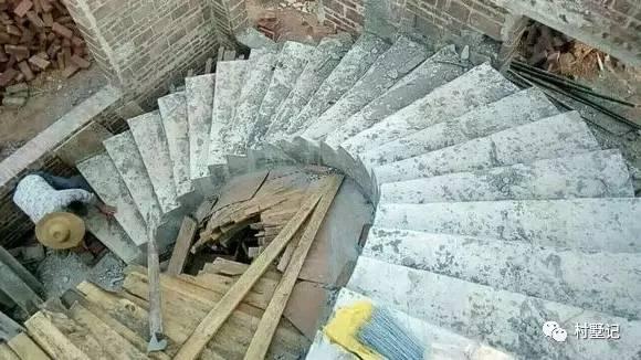 帶旋轉(zhuǎn)樓梯的二層農(nóng)村別墅，引眾人參觀（附實(shí)拍）