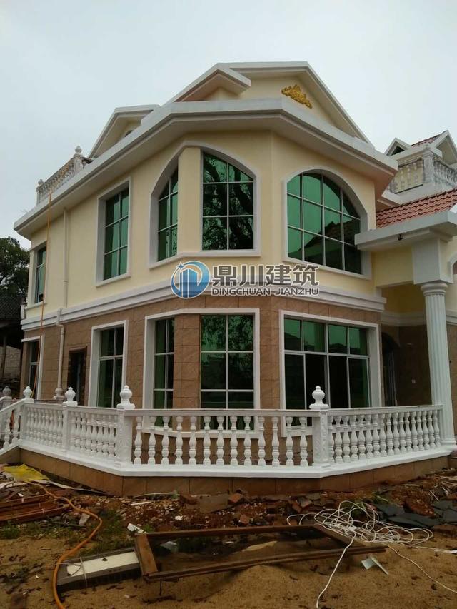 這三層優(yōu)雅小別墅一眼就愛上了，這造型建出來(lái)就成了村里一道風(fēng)景