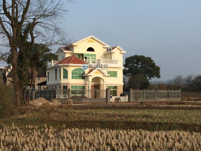 這三層優(yōu)雅小別墅一眼就愛上了，這造型建出來(lái)就成了村里一道風(fēng)景