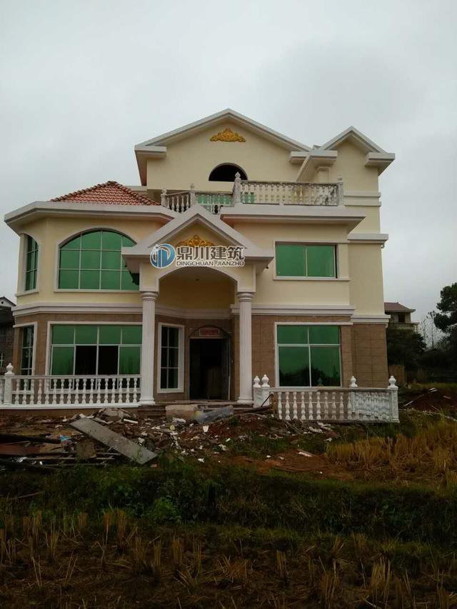 這三層優(yōu)雅小別墅一眼就愛上了，這造型建出來(lái)就成了村里一道風(fēng)景