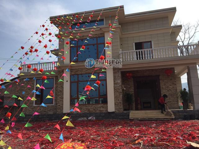 這三層小別墅讓小孩看了都走不動路，里面裝個壁掛爐，歐美范十足