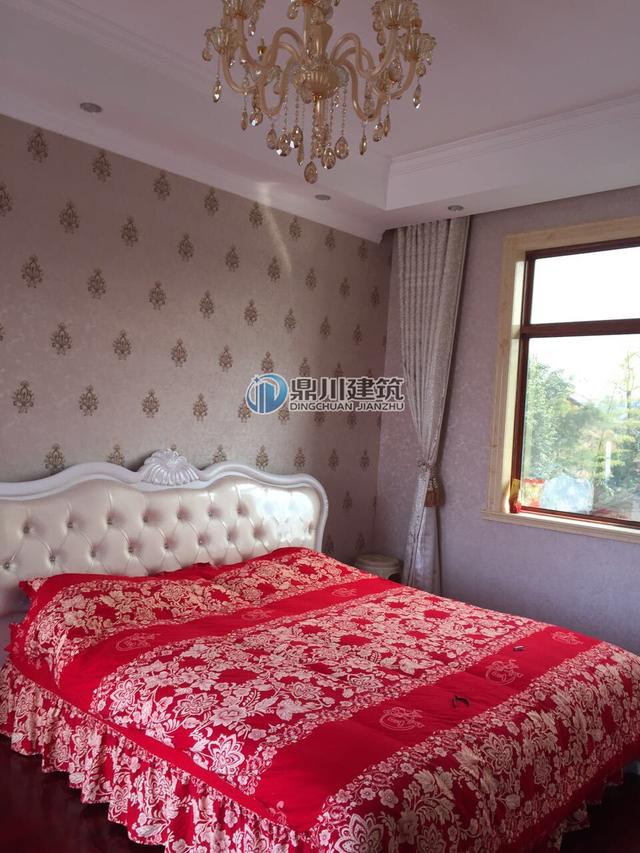 這三層小別墅讓小孩看了都走不動路，里面裝個壁掛爐，歐美范十足