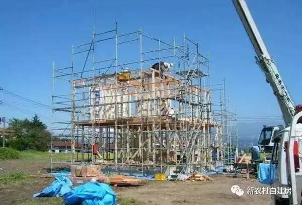 實(shí)拍日本人建房過(guò)程，不用一磚一瓦能抗8級(jí)地震