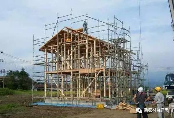 實(shí)拍日本人建房過(guò)程，不用一磚一瓦能抗8級(jí)地震