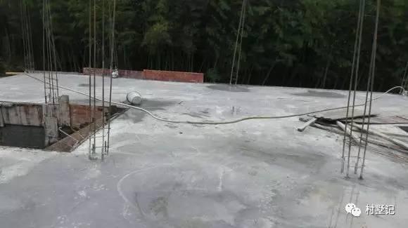 二層農(nóng)村自建別墅氣派十足，甩村里其他自建房一條街