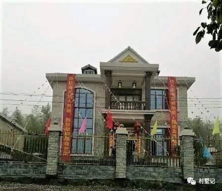 二層農(nóng)村自建別墅氣派十足，甩村里其他自建房一條街