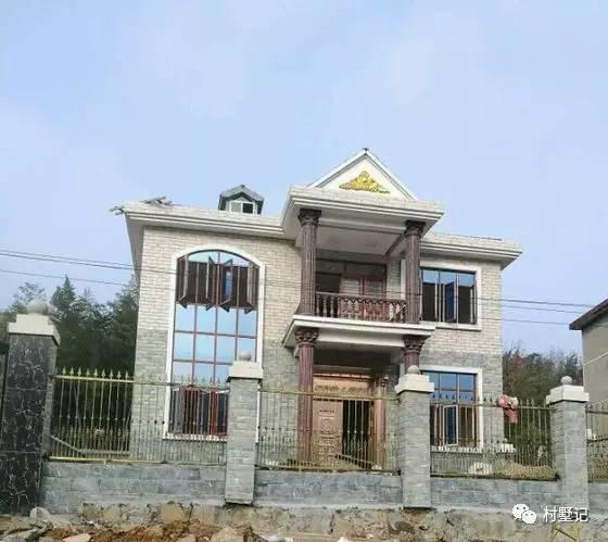 二層農(nóng)村自建別墅氣派十足，甩村里其他自建房一條街