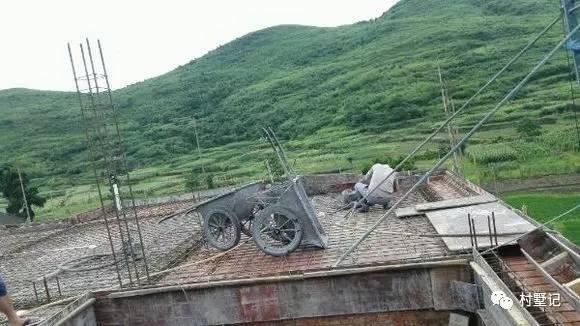 二層農(nóng)村自建別墅氣派十足，甩村里其他自建房一條街