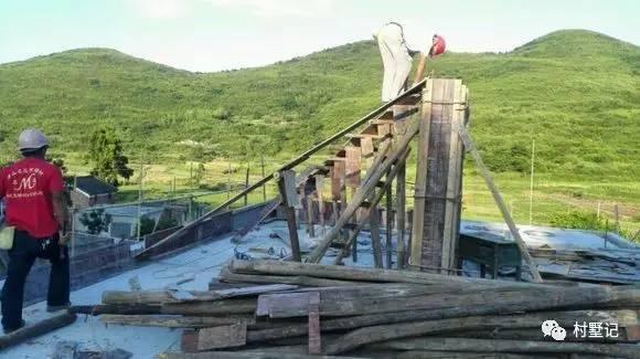 二層農(nóng)村自建別墅氣派十足，甩村里其他自建房一條街