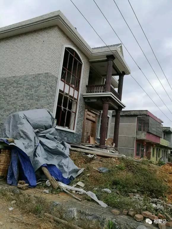 二層農(nóng)村自建別墅氣派十足，甩村里其他自建房一條街
