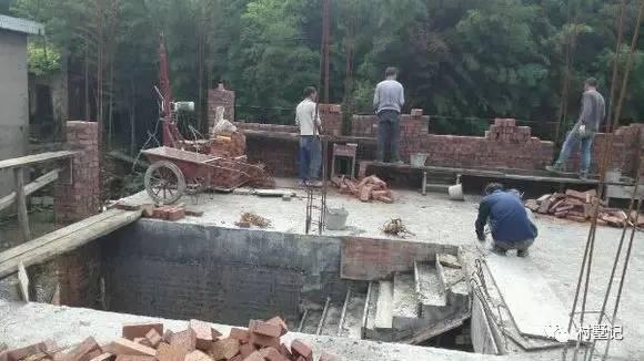 二層農(nóng)村自建別墅氣派十足，甩村里其他自建房一條街